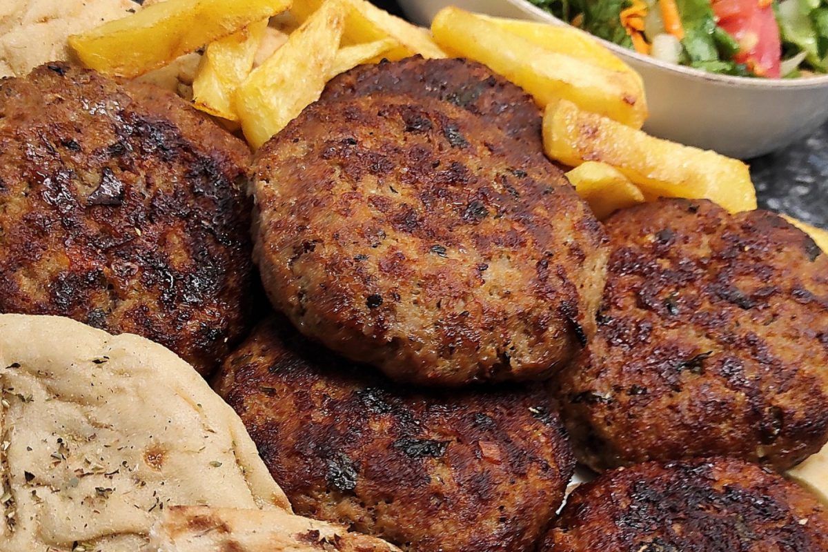 γεμιστά-μπιφτέκια-με-φέτα-και-ντομάτα-