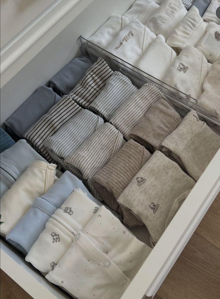 διπλωμένα-ρούχα-στο-συρτάρι- διπλωμένα-ρούχα-στο-συρτάρι-