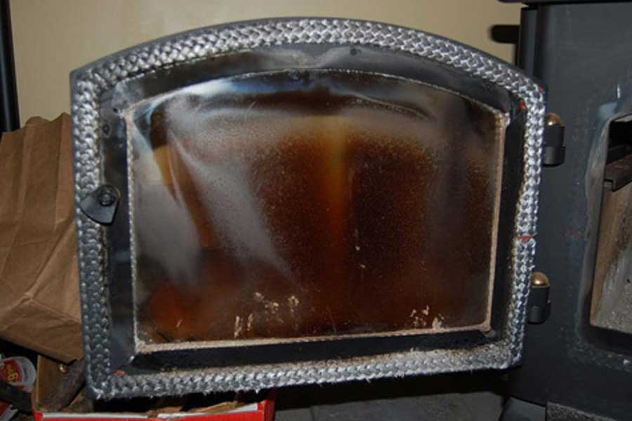 Πώς να Καθαρίσεις τη Γυάλινη Πόρτα του Τζακιού από Καπνίλες & Μαυρίλες