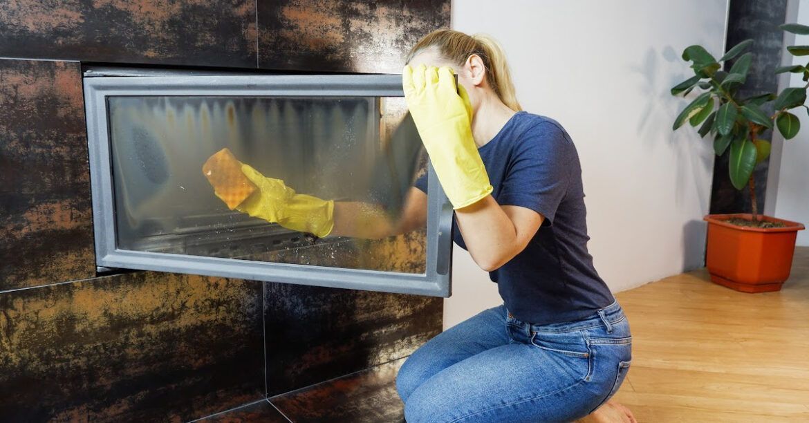 Πώς να Καθαρίσεις τη Γυάλινη Πόρτα του Τζακιού από Καπνίλες & Μαυρίλες