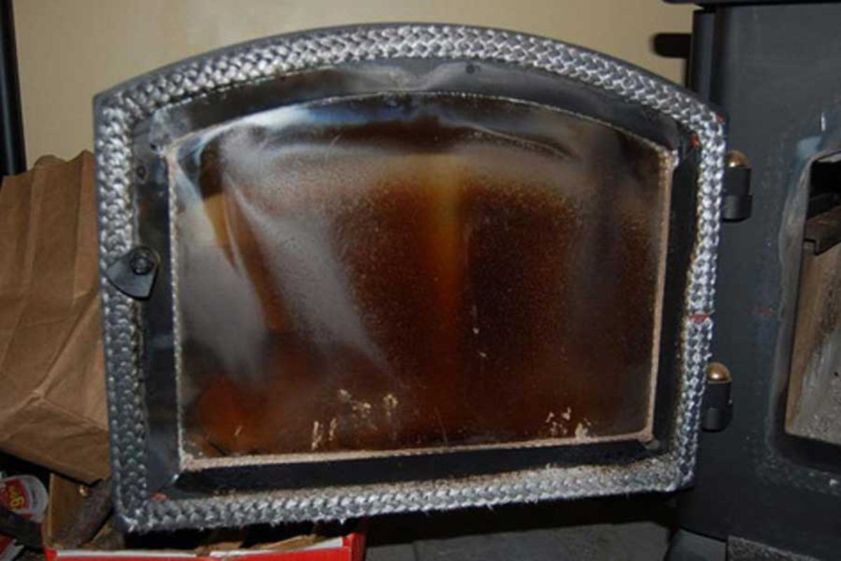 Πώς να Καθαρίσεις τη Γυάλινη Πόρτα του Τζακιού από Καπνίλες & Μαυρίλες