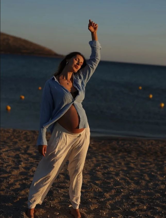 Πρώην παίκτρια του Survivor ανακοίνωσε την εγκυμοσύνη της με φουσκωμένη κοιλίτσα