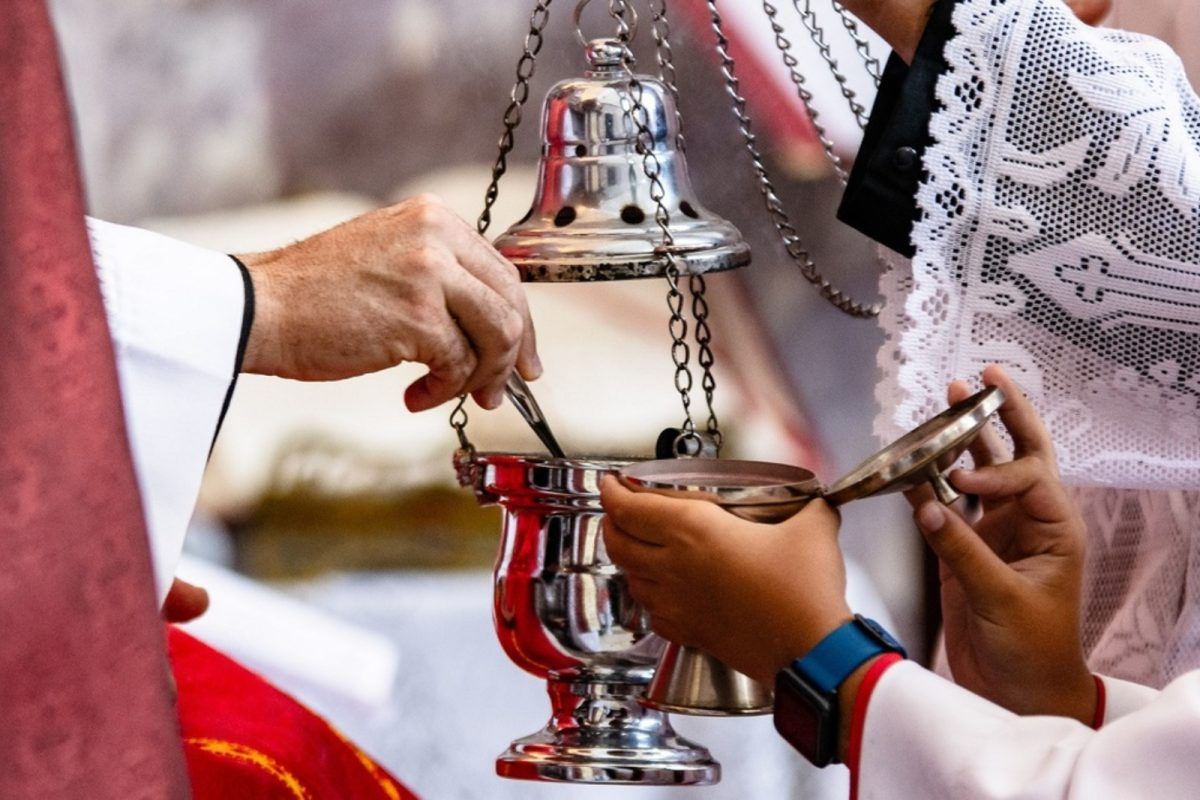 Σκάνδαλο με ιερέα: Τον έπιασαν ημίγυμνο στα πράσα με αρραβωνιαστικιά πιστού (Βίντεο)