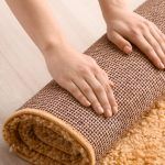 Στρώσιμο χαλιών: Οι κινήσεις που πρέπει να κάνεις μόλις τα ξετυλίξεις που σίγουρα δεν ξέρεις