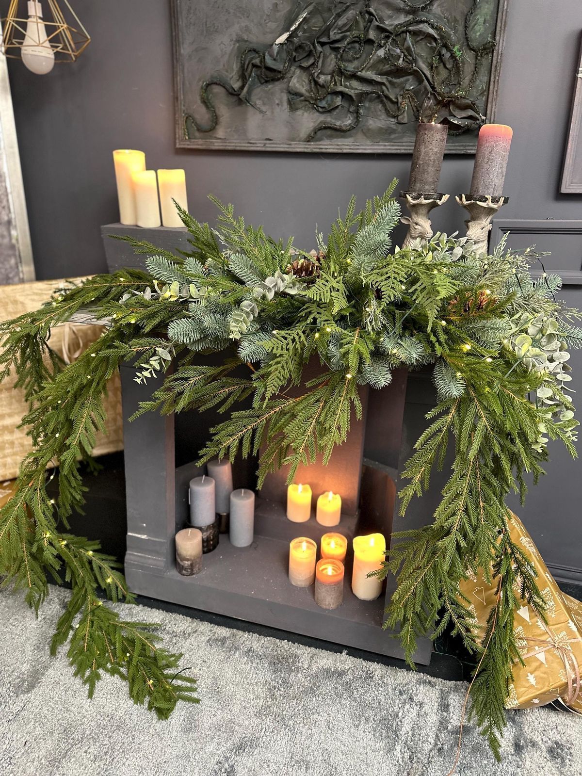 Lush garlands-draping greenery-στο-τζάκι- Lush garlands-draping greenery-στο-τζάκι-