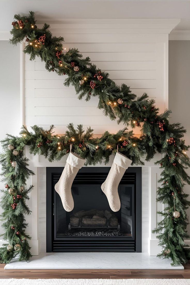 ασύμμετρος-χριστουγεννιάτικος στολισμός-στο-τζάκι- ασύμμετρος-χριστουγεννιάτικος στολισμός-στο-τζάκι-