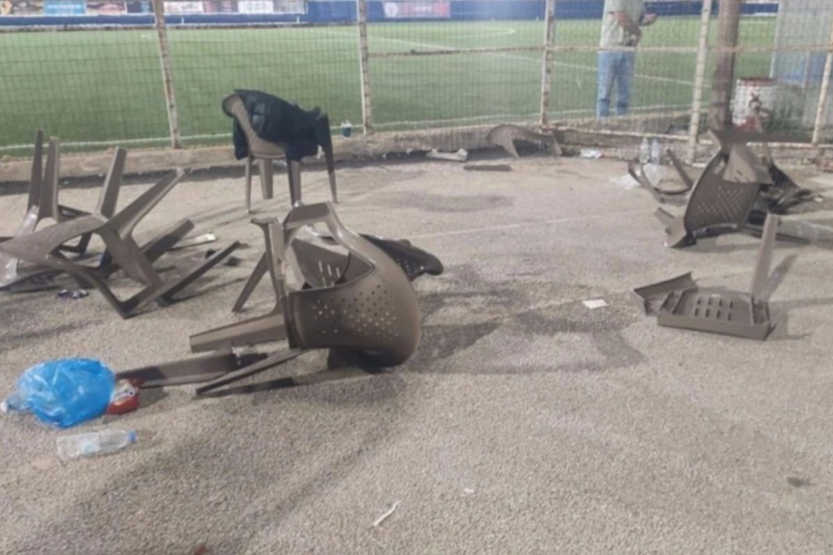 Θρίλερ σε ποδοσφαιρικό αγώνα: Φίλαθλος έπαθε έμφραγμα την στιγμή που προσπαθούσε να σώσει το παιδί του από τα επεισόδια