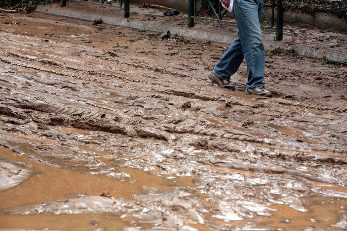 Τι να Κάνεις Αν Βρέξει και Μπουν Λάσπες στο Σπίτι – Έξυπνες Λύσεις Καθαρισμού