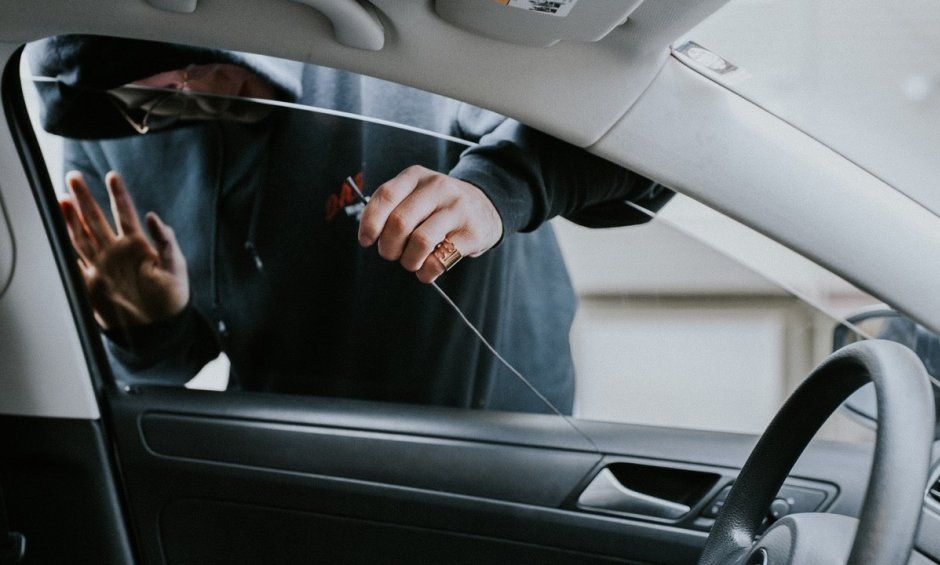 Ληστής-προσπαθεί-να-κλέψει-αυτοκίνητο-