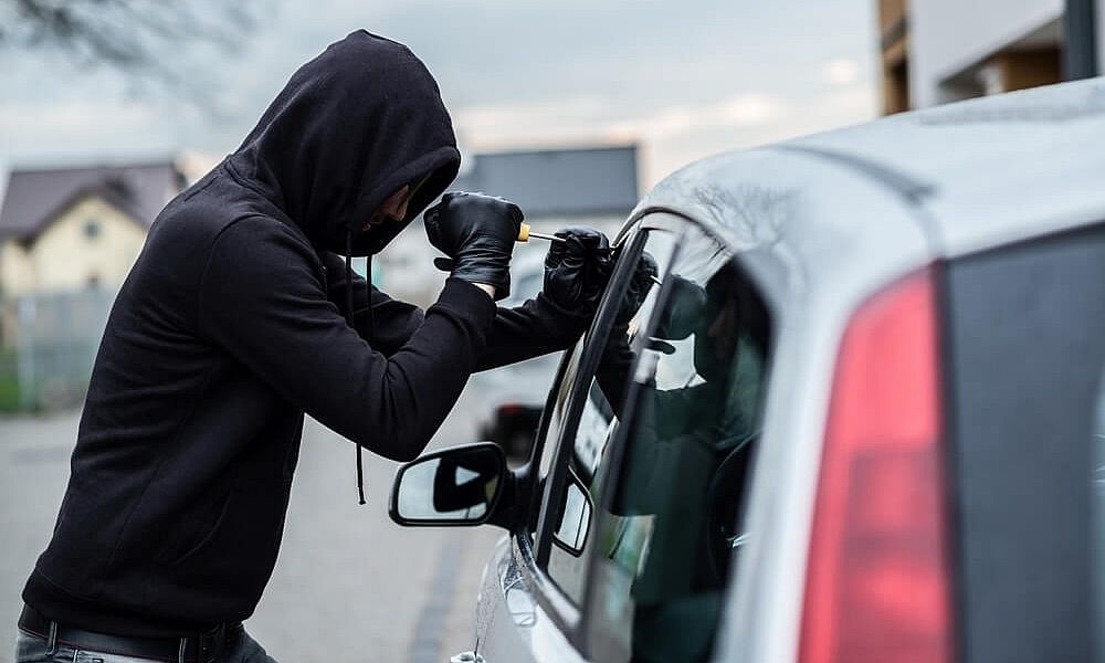 Κλέφτης-προσπαθεί-να-ανοίξει-αυτοκίνητο-