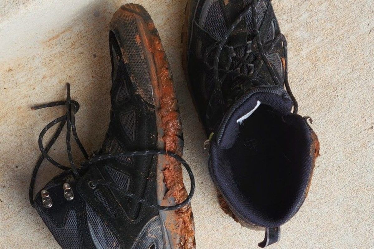 Το κόλπο που ακολουθώ χρόνια για να στεγνώσω γρήγορα τα παπούτσια μου από τη βροχή