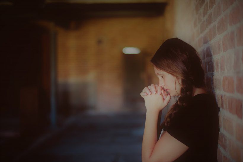 γυναίκα-προσεύχεται- γυναίκα-προσεύχεται-