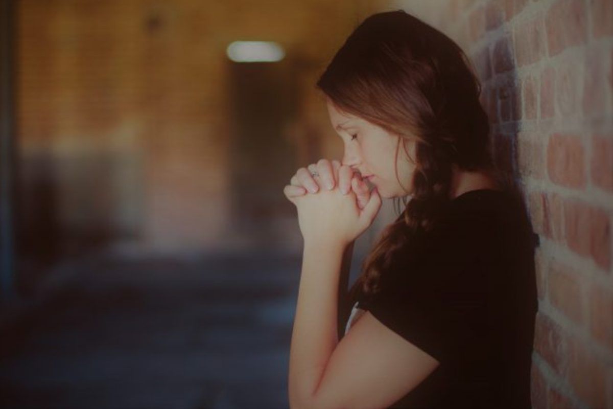 γυναίκα-προσεύχεται-