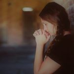 γυναίκα-προσεύχεται-