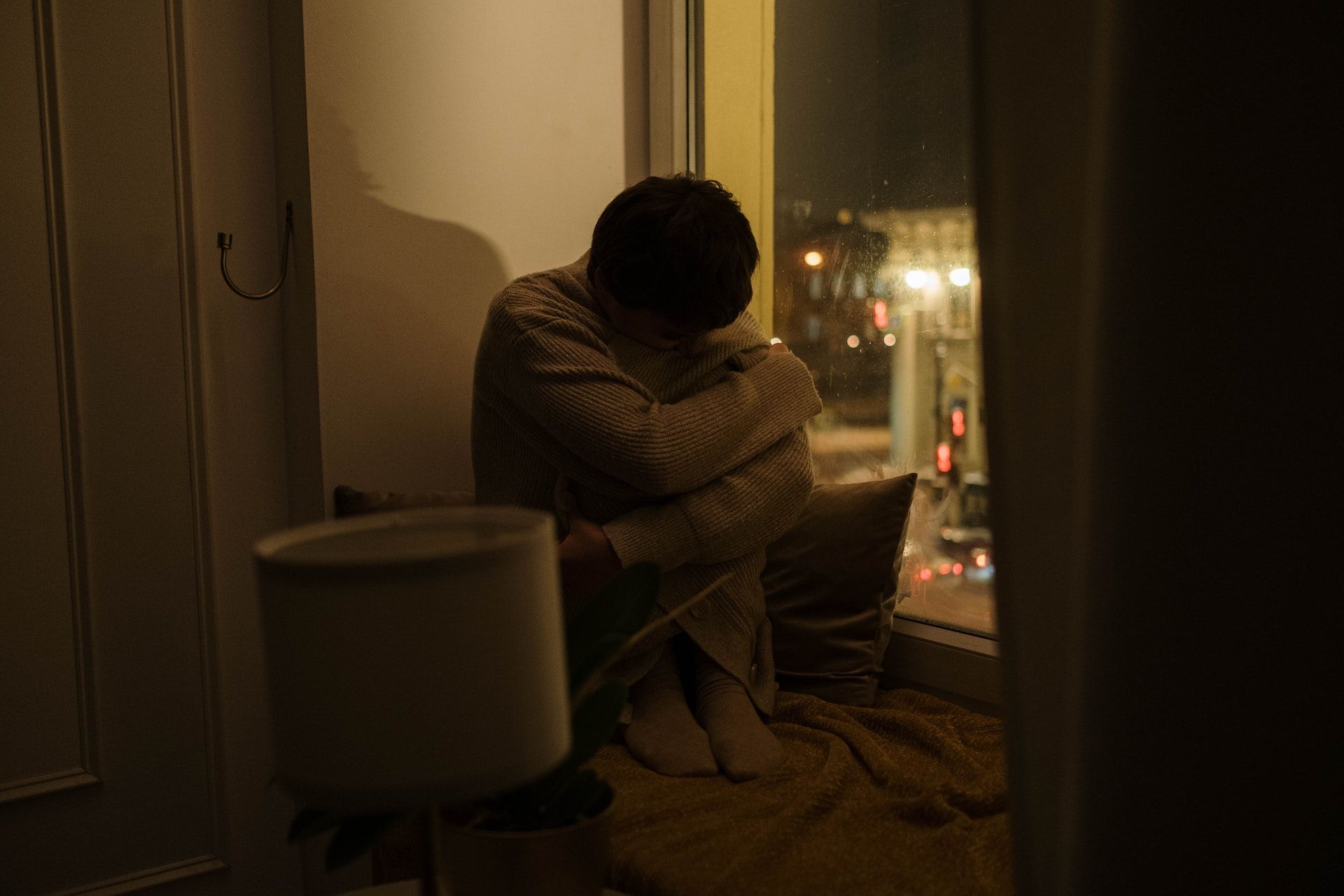 γυναίκα-θλιμμένη-στο-σπίτι- γυναίκα-θλιμμένη-στο-σπίτι-