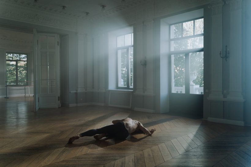 άνθρωπος-πεσμένος-στο-παρκέ- άνθρωπος-πεσμένος-στο-παρκέ-