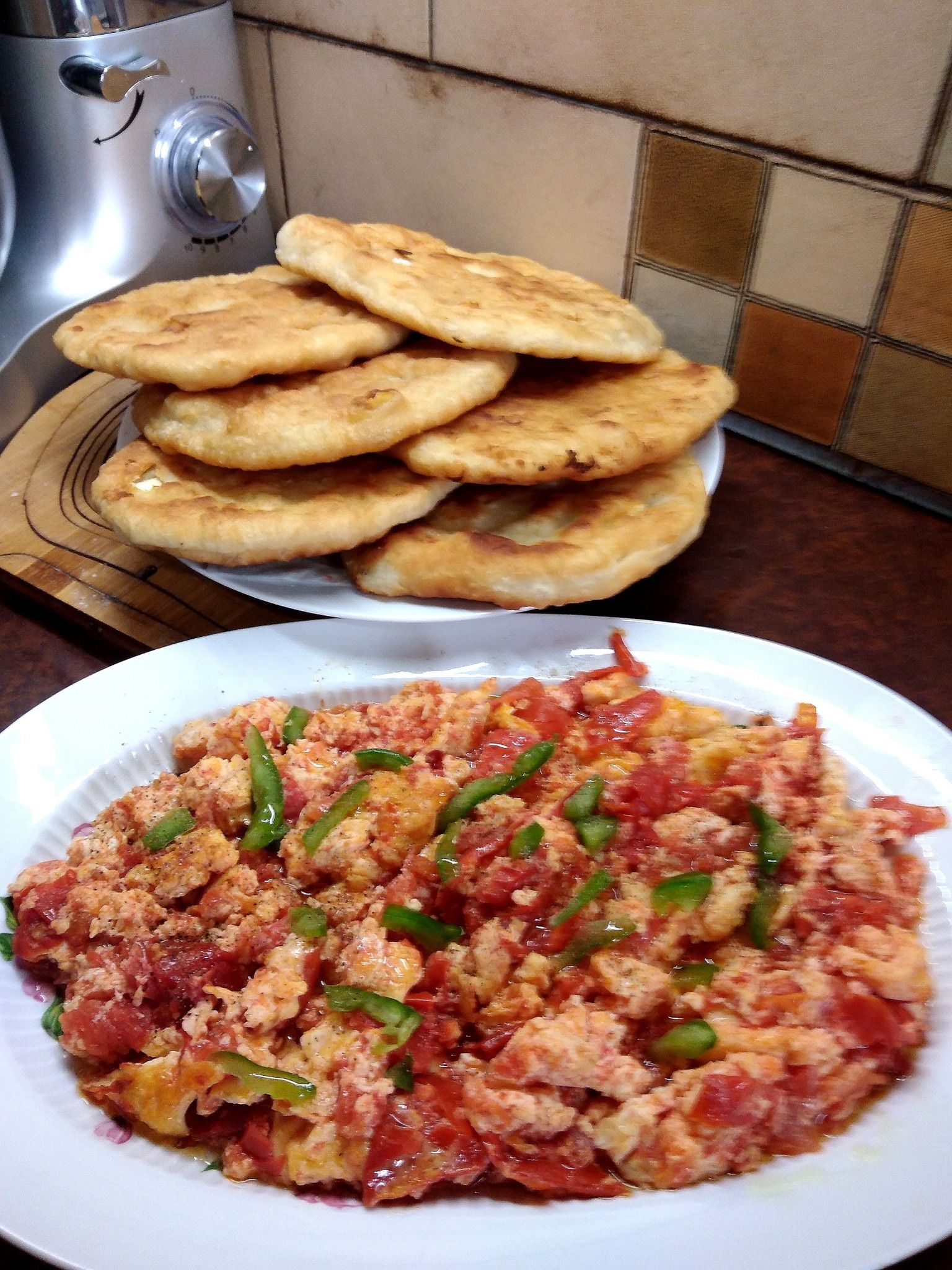 Το μενού της Κυριακής: Στραπατσάδα και τηγανόψωμα