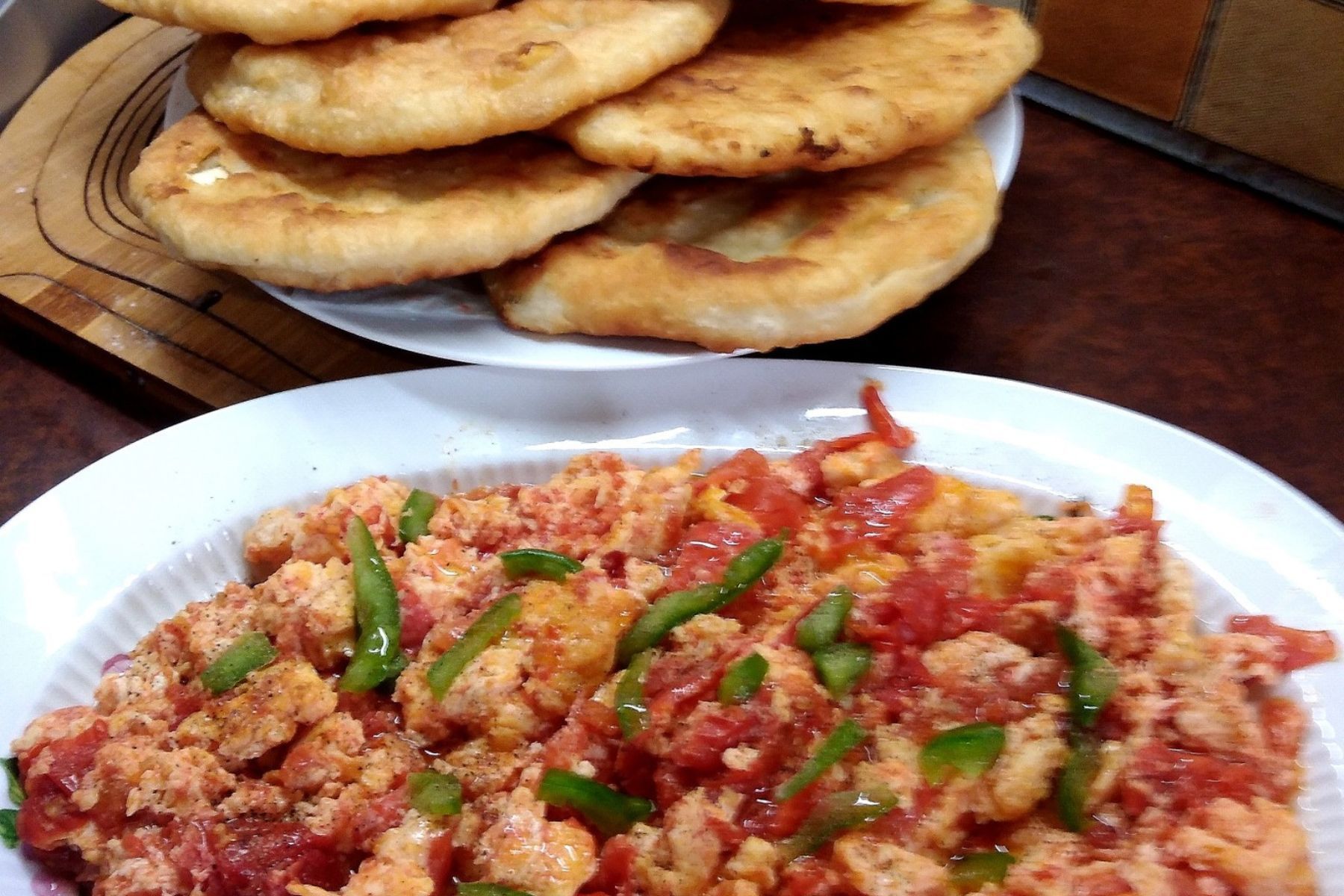 Το μενού της Κυριακής: Στραπατσάδα και τηγανόψωμα