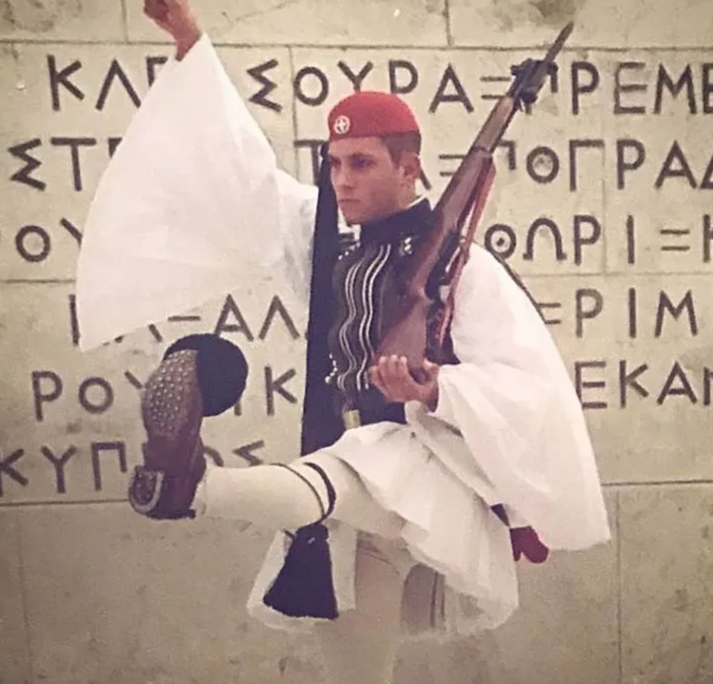 Το Σόι σου: Όταν πρωταγωνιστής της σειράς συμμετείχε στην παρέλαση της 28ης Οκτωβρίου ως εύζωνας