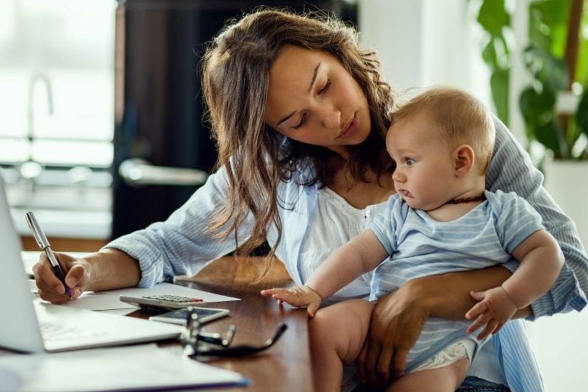 Βγαίνεις στην αγορά εργασίας μετά από χρόνια λόγω μητρότητας: Αναλυτικός οδηγός