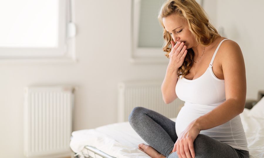 Υπερέμεση κύησης: Τί είναι, τα συμπτώματα και γιατί συνδέεται με 13 σοβαρές ψυχικές διαταραχές