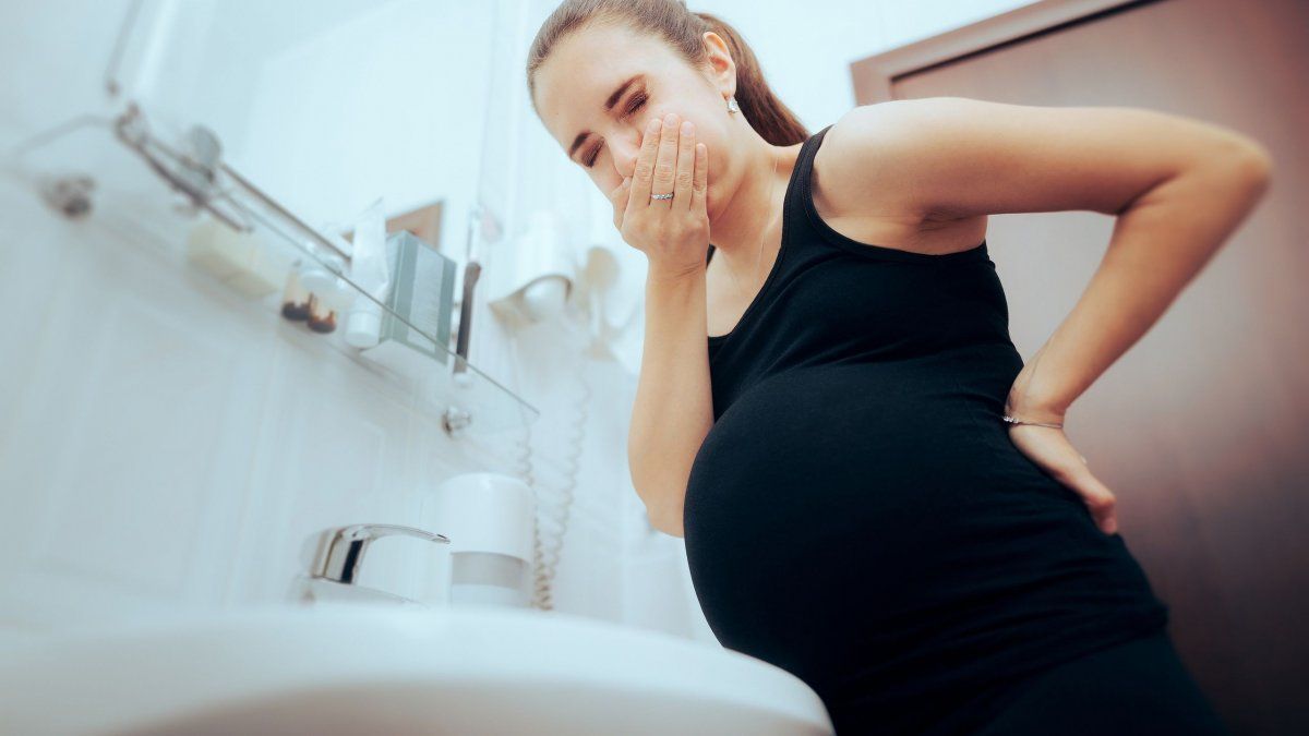 Υπερέμεση κύησης: Τί είναι, τα συμπτώματα και γιατί συνδέεται με 13 σοβαρές ψυχικές διαταραχές