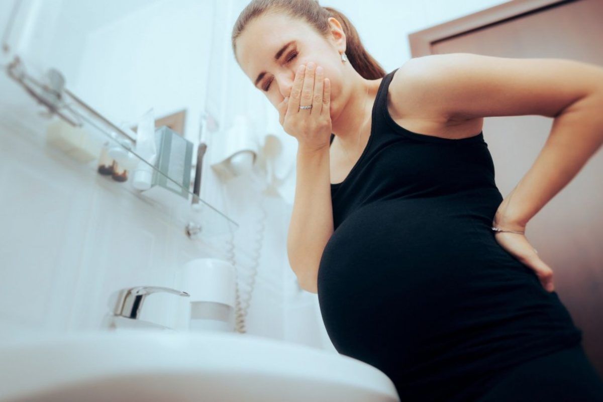 Υπερέμεση κύησης: Τί είναι, τα συμπτώματα και γιατί συνδέεται με 13 σοβαρές ψυχικές διαταραχές