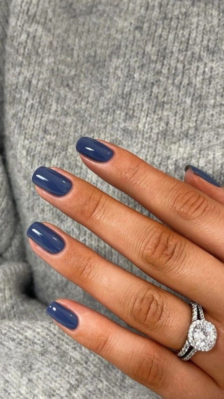 10 σκούρα χρώματα που είναι ιδανικά για κοντά νύχια