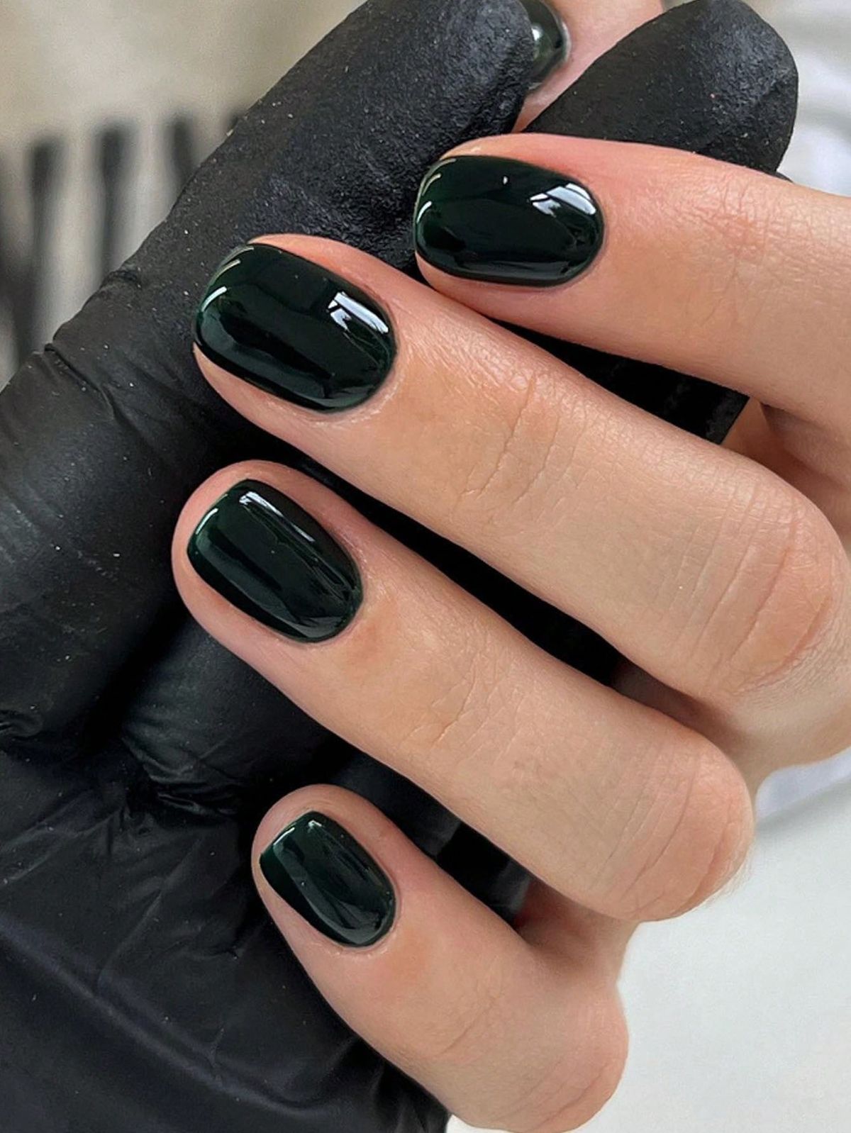 10 σκούρα χρώματα που είναι ιδανικά για κοντά νύχια