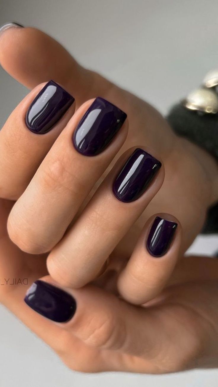 10 σκούρα χρώματα που είναι ιδανικά για κοντά νύχια