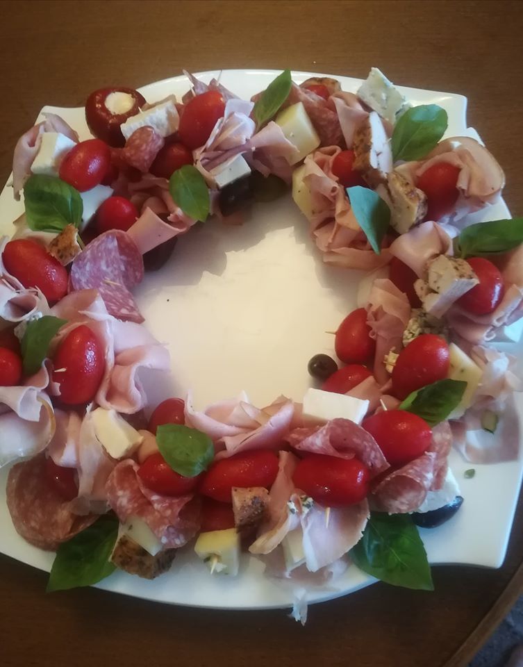 χριστουγεννιάτικο-στεφάνι-με-αλλαντικά- χριστουγεννιάτικο-στεφάνι-με-αλλαντικά-