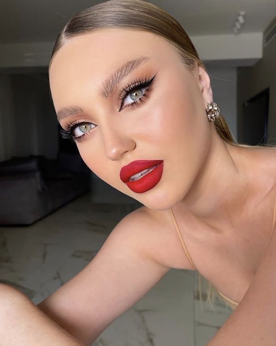 κόκκινο-κραγιόν-με-μοβ-περίγραμμα-