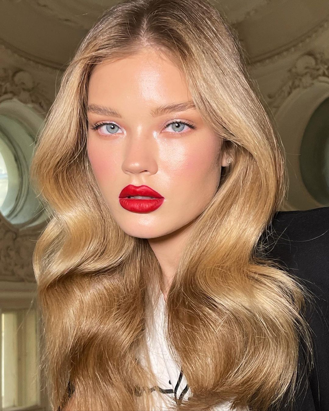 φλογερό-κόκκινο-στα-χείλη-