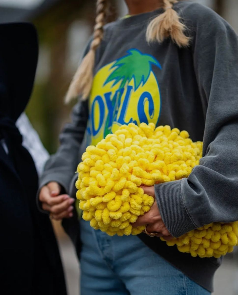 κίτρινη-puffy bag-με-φούτερ-και-jean- κίτρινη-puffy bag-με-φούτερ-και-jean-