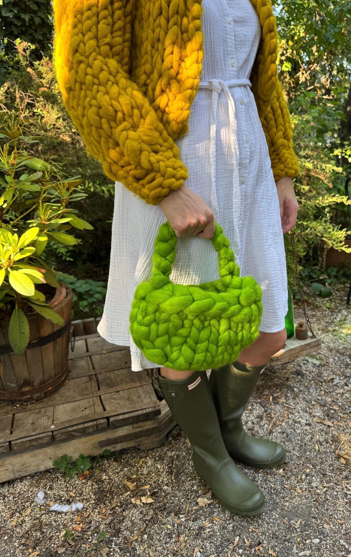 neon-πράσινη-τσάντα-με-γαλότσες-φόρεμα-και-πλεκτό πανωφόρι- neon-πράσινη-τσάντα-με-γαλότσες-φόρεμα-και-πλεκτό πανωφόρι-