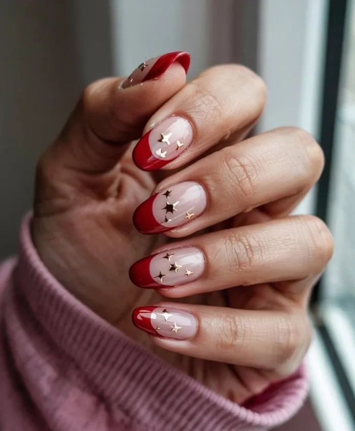 κόκκινο-γαλλικό μανικιούρ-με-χρυσά στρας-