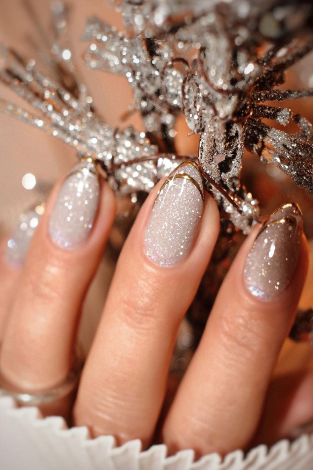 nude-νύχια-με-γκλίτερ-και-χρυσά σχέδια-