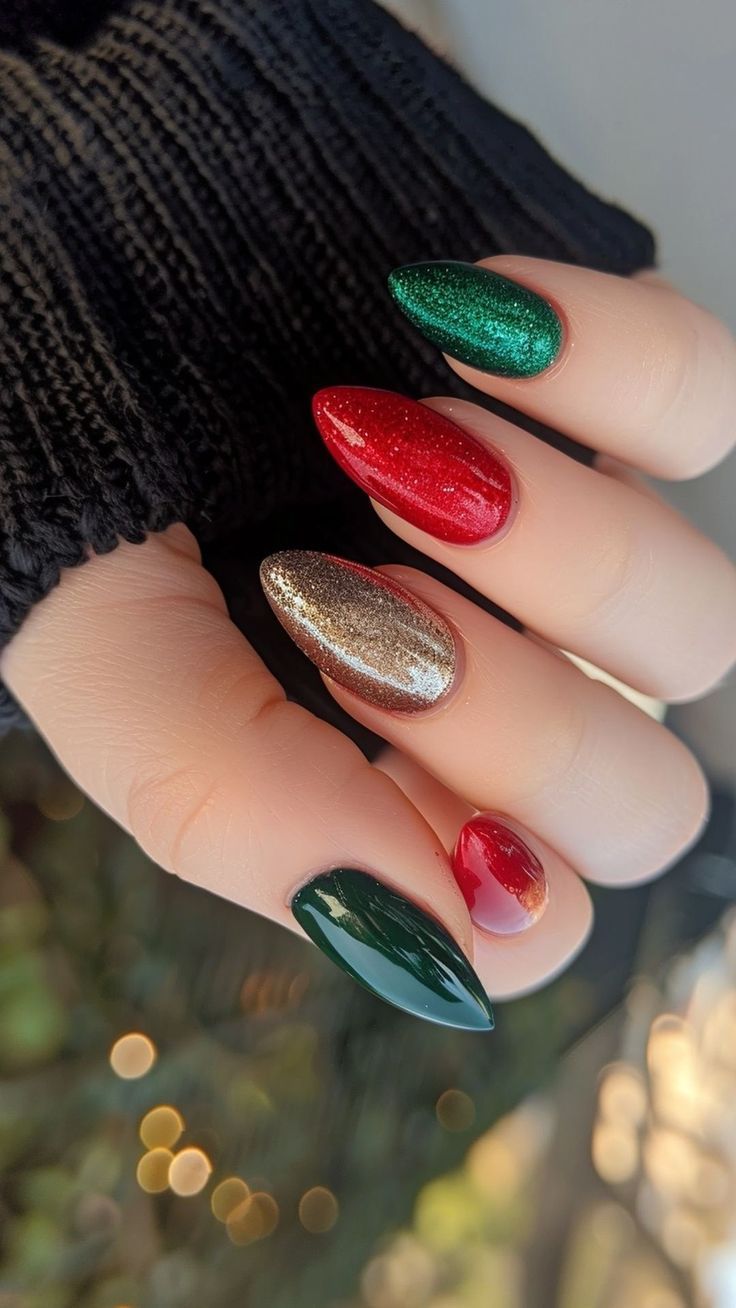 Christmas nails: Τα καλύτερα σχέδια για το μανικιούρ σε πράσινο χρώμα