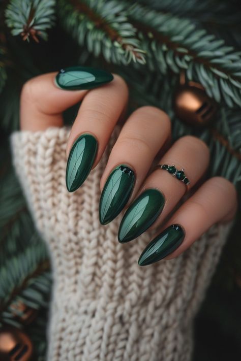 Christmas nails: Τα καλύτερα σχέδια για το μανικιούρ σε πράσινο χρώμα