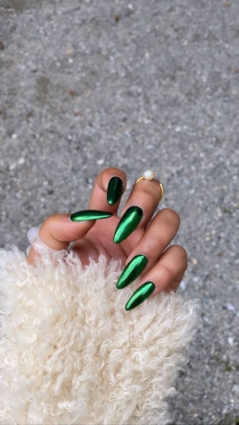 Christmas nails: Τα καλύτερα σχέδια για το μανικιούρ σε πράσινο χρώμα