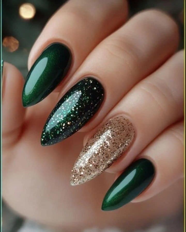 Christmas nails: Τα καλύτερα σχέδια για το μανικιούρ σε πράσινο χρώμα