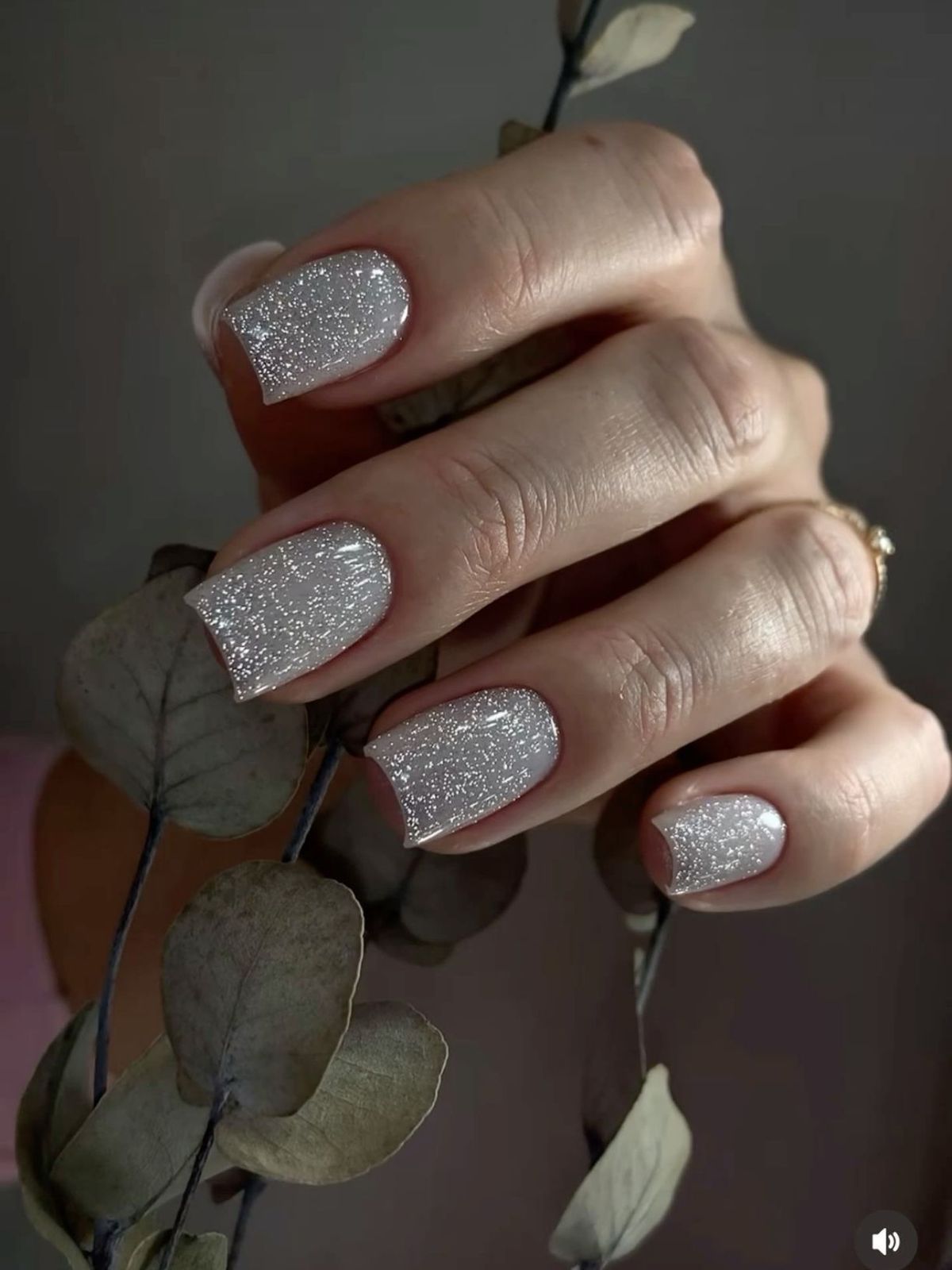 λευκά νύχια-με-γκλίτερ-