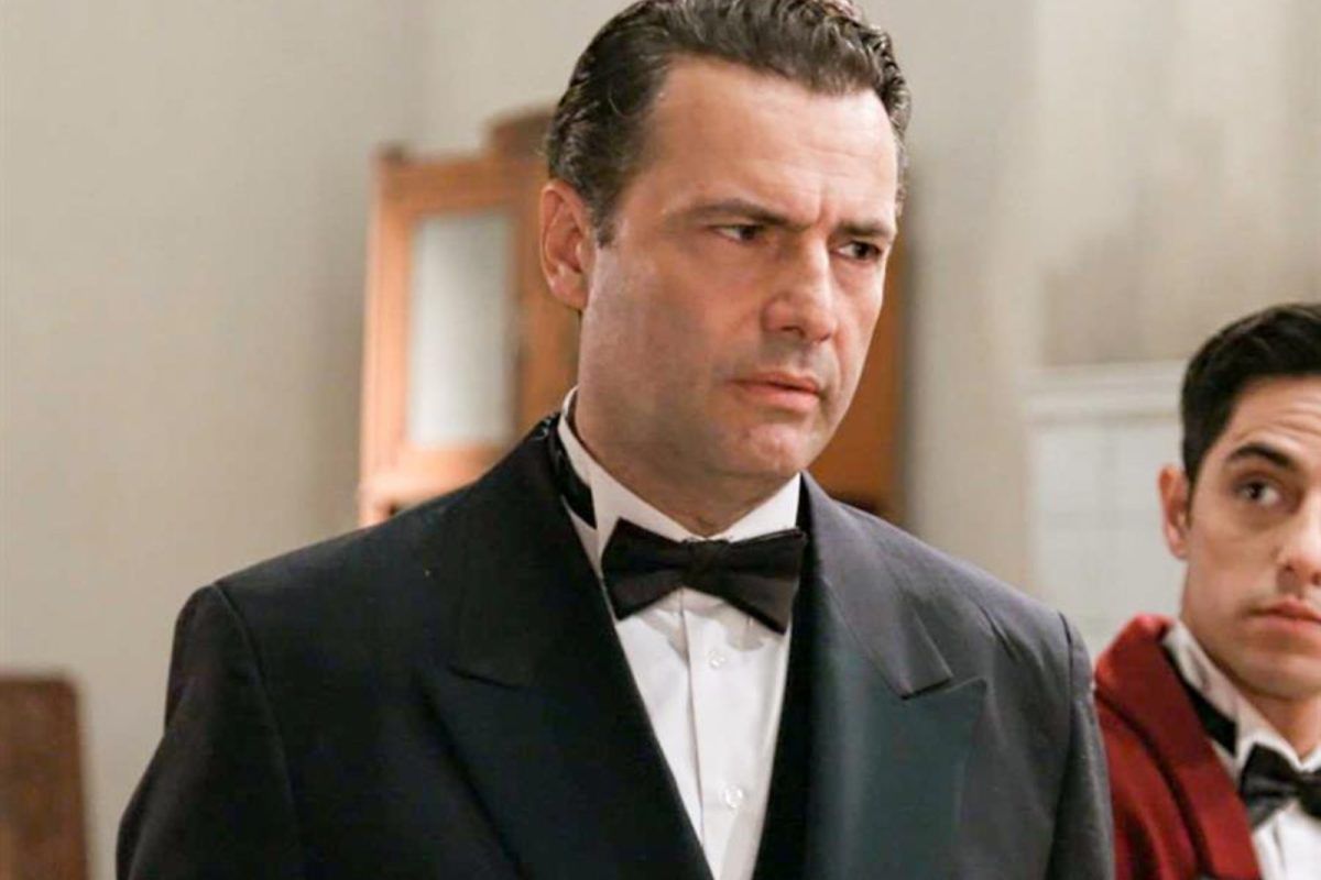 Grand Hotel: Ο Διονύσης είναι στην πραγματικότητα ο Οδυσσέας Καρράς