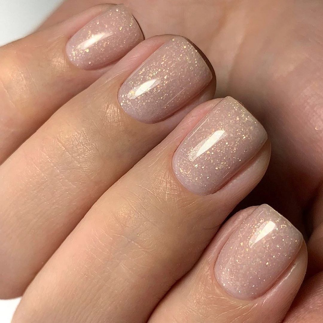 κοντά-φυσικά-νύχια-με-γκλίτερ-