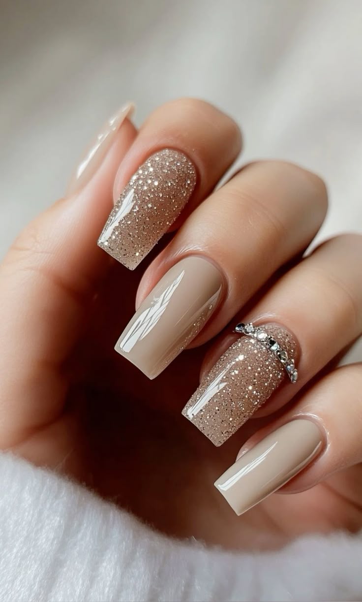 τετράγωνα-nude νύχια-με-γκλίτερ-και-στρας-