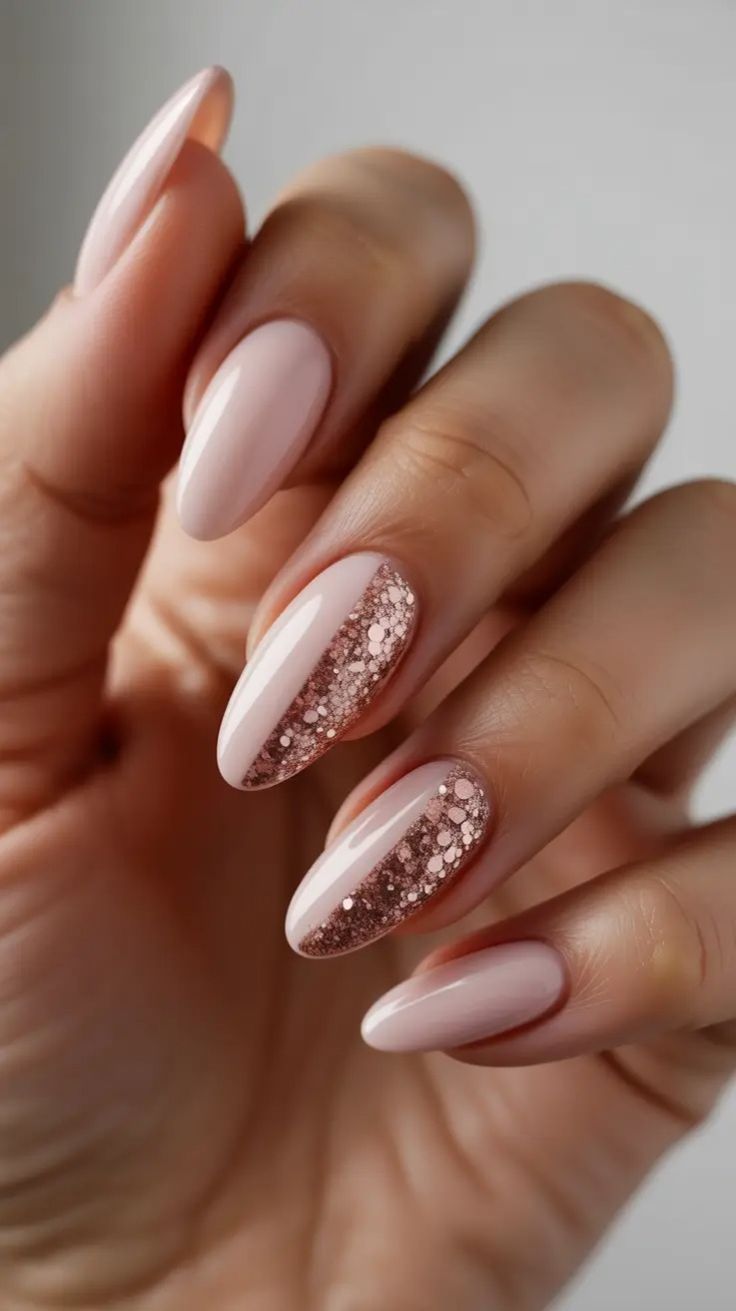 nude-νύχια-με-στρας-για-τα-Χριστούγεννα-