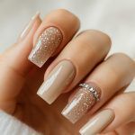 Nude Christmas nails: Τα νύχια που φωνάζουν κομψότητα