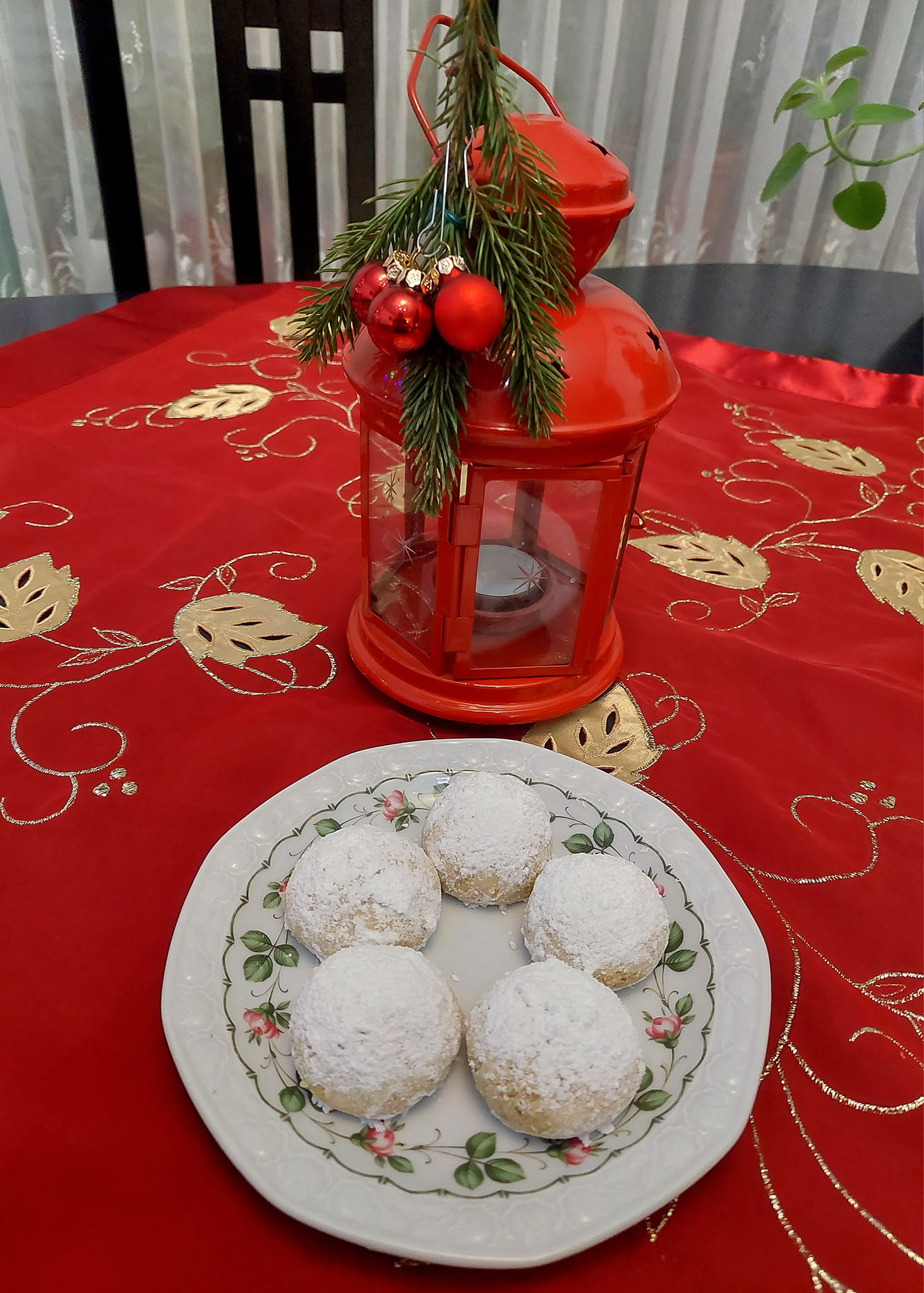 κουραμπιέδες-στο-πιάτο- κουραμπιέδες-στο-πιάτο-