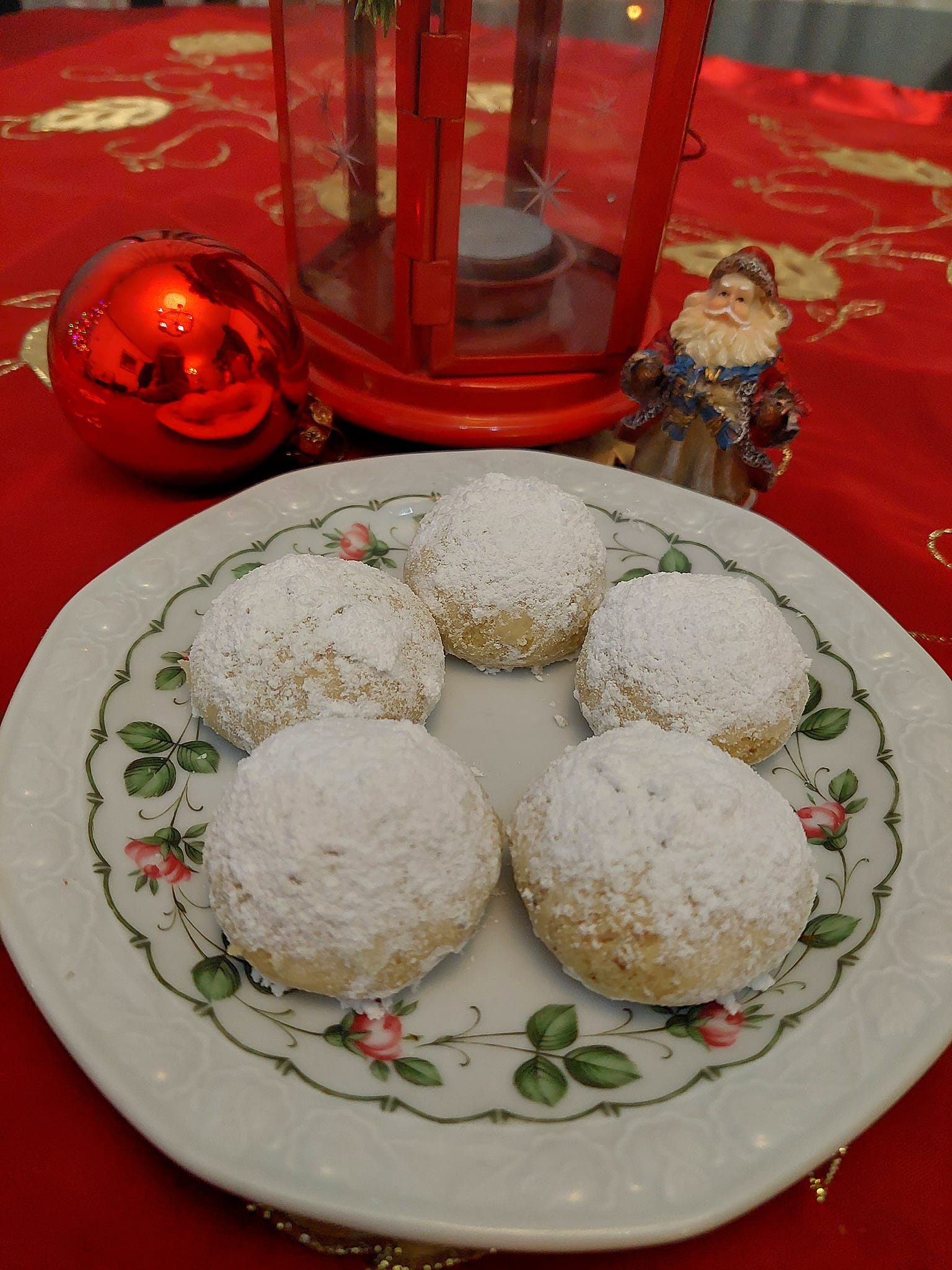 κουραμπιέδες-στο-πιάτο-τα-Χριστούγεννα- κουραμπιέδες-στο-πιάτο-τα-Χριστούγεννα-