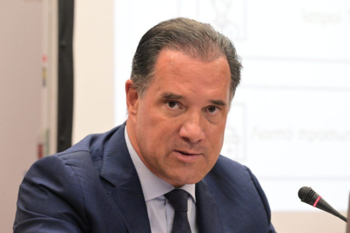 Ο Άδωνις Γεωργιάδης ως Ρωμαίος Αυτοκράτορας με σύριγγα στο χέρι: Η επική τούρτα της Μανωλίδου  για τα γενέθλια του